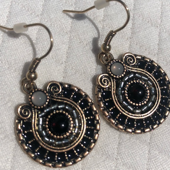 Beautiful vintage feel lightweight classic earrings 🖤 - Picture 10 of 14